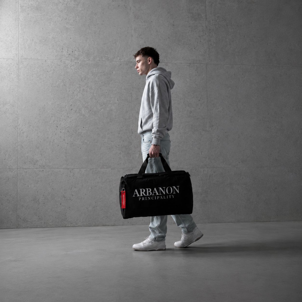 Model walking with the ARBANON Principality sneaker bag